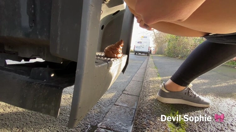 OMG - how does the shit get onto the truck running board Devil Sophie - (2022/UltraHD/4K)