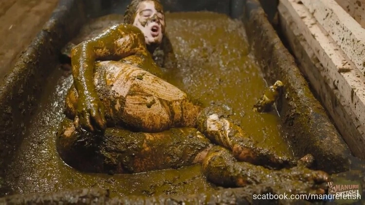 frankys time in the manure basin - lyndra lynn cleaning ends in a mess (2022/FullHD)
