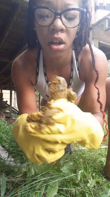 outside playing in poop and dildo. P1 Ebony Ella - (2024/UltraHD/2K)