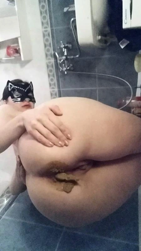 Sitting and total smearing in bathroom nastygirl - (2025/SD)
