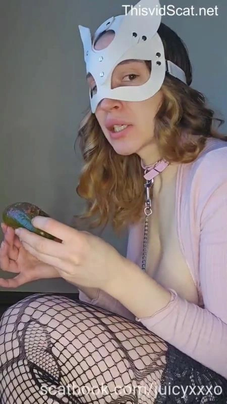 Juicy Shoves a Big Pickle Deep in Her Ass Then Pulls It Out and Eats It Covered in Shit. P1 (2026/SD)